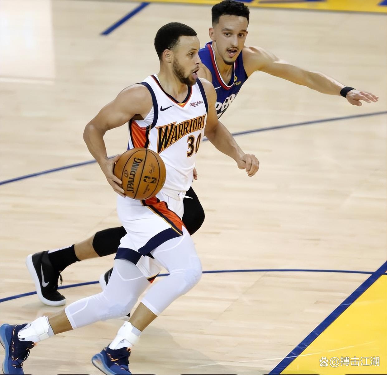 开云体育-库里在巴塞罗那比赛中赛事规则更新，出色防守引发热议！的简单介绍